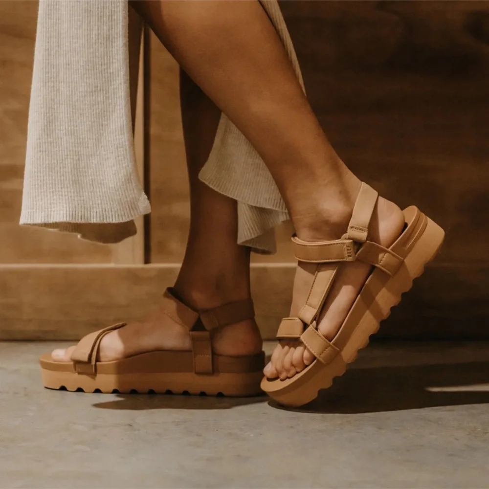 Reef Cushion Rem Hi Sandals Cognac Size 8.5 NWT